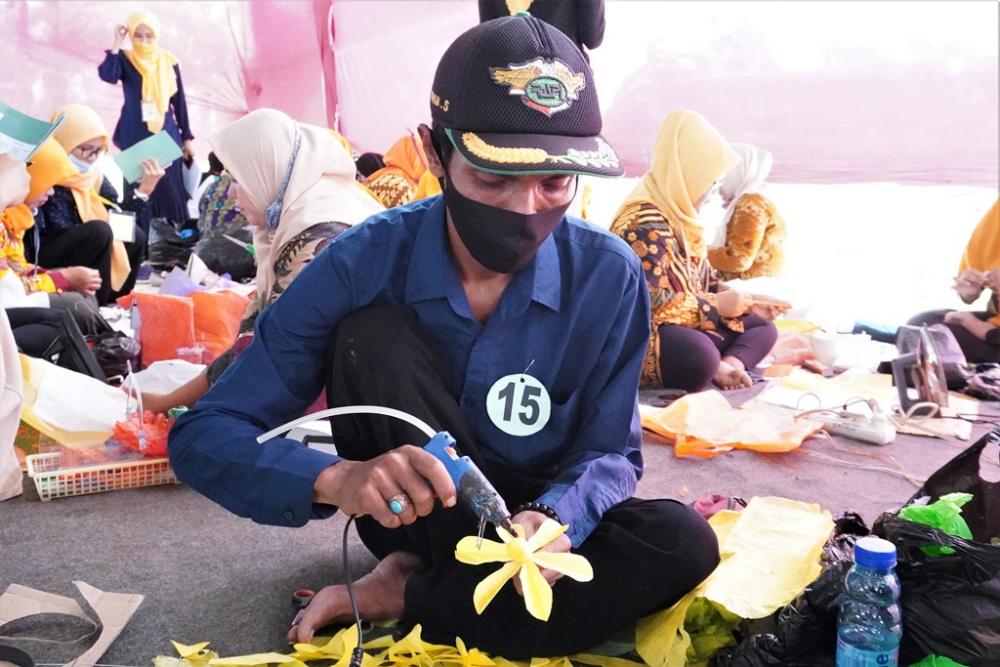 LEM PLASTIK BENTUK BUNGA