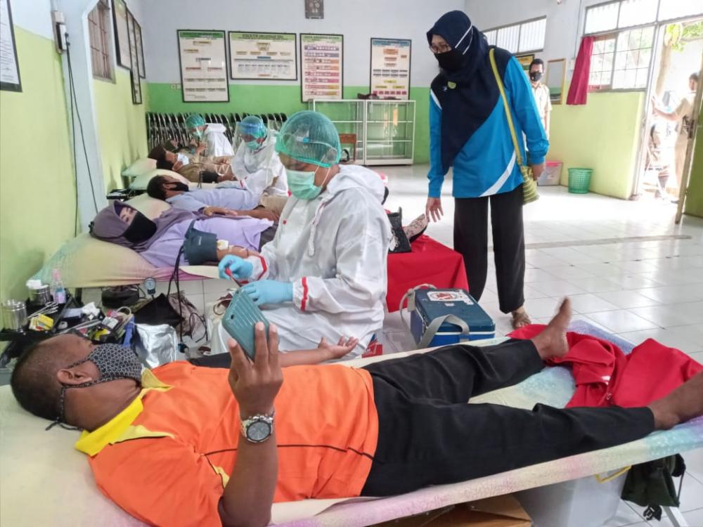 Puluhan Guru Penuhi Kebutuhan Darah PMI Batang