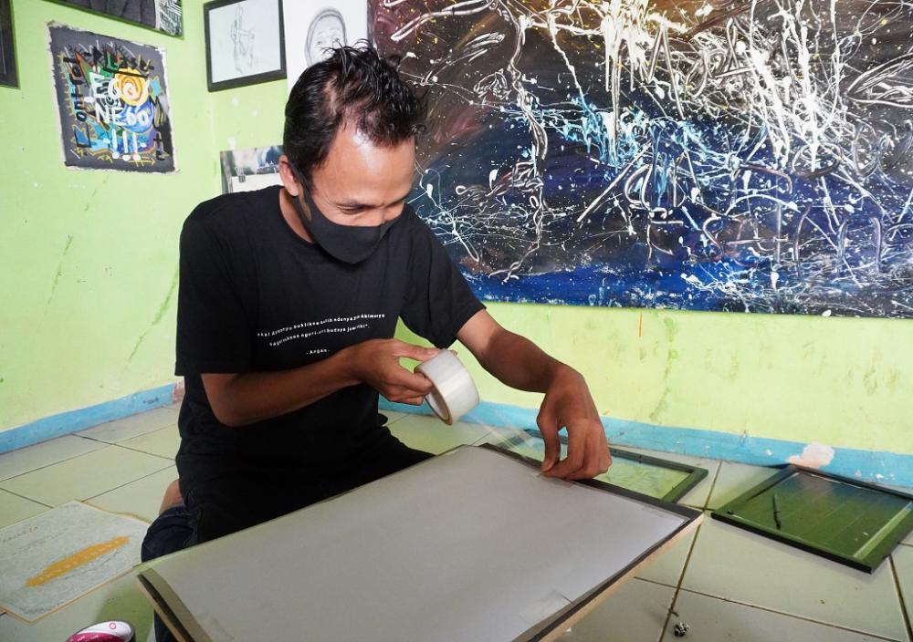 TEMPEL KERTAS HVS PADA LIS 