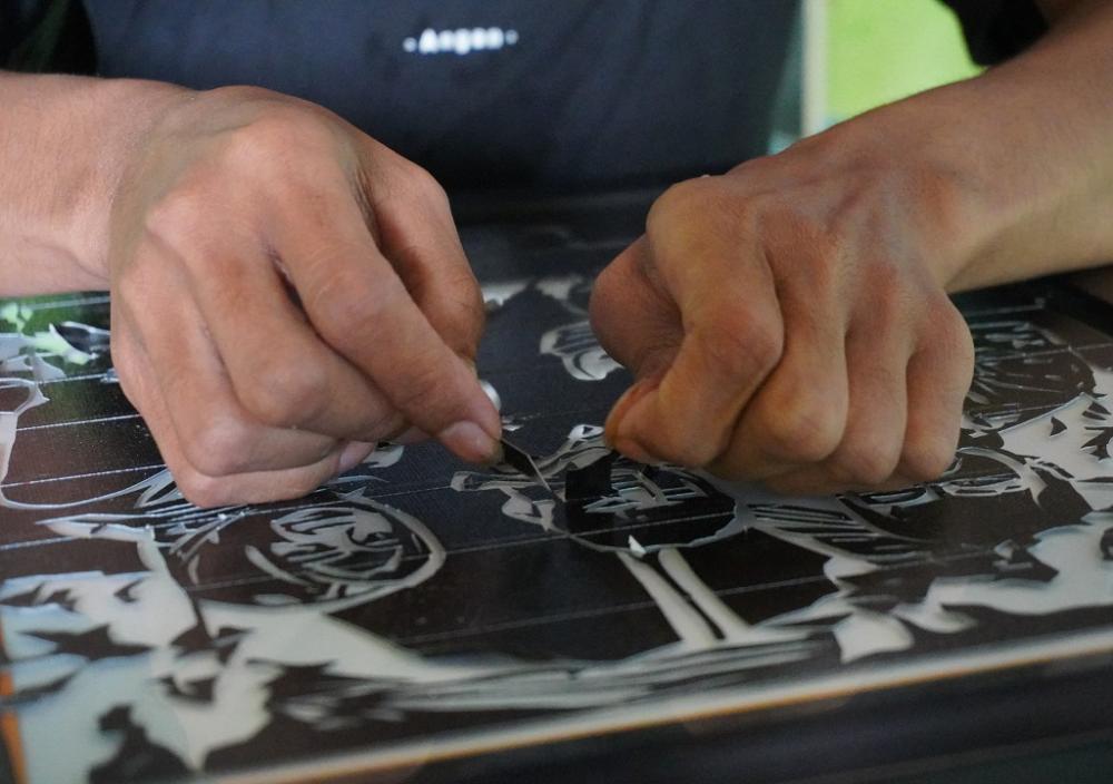 LAKUKAN PENGGORESAN SKETSA GAMBAR