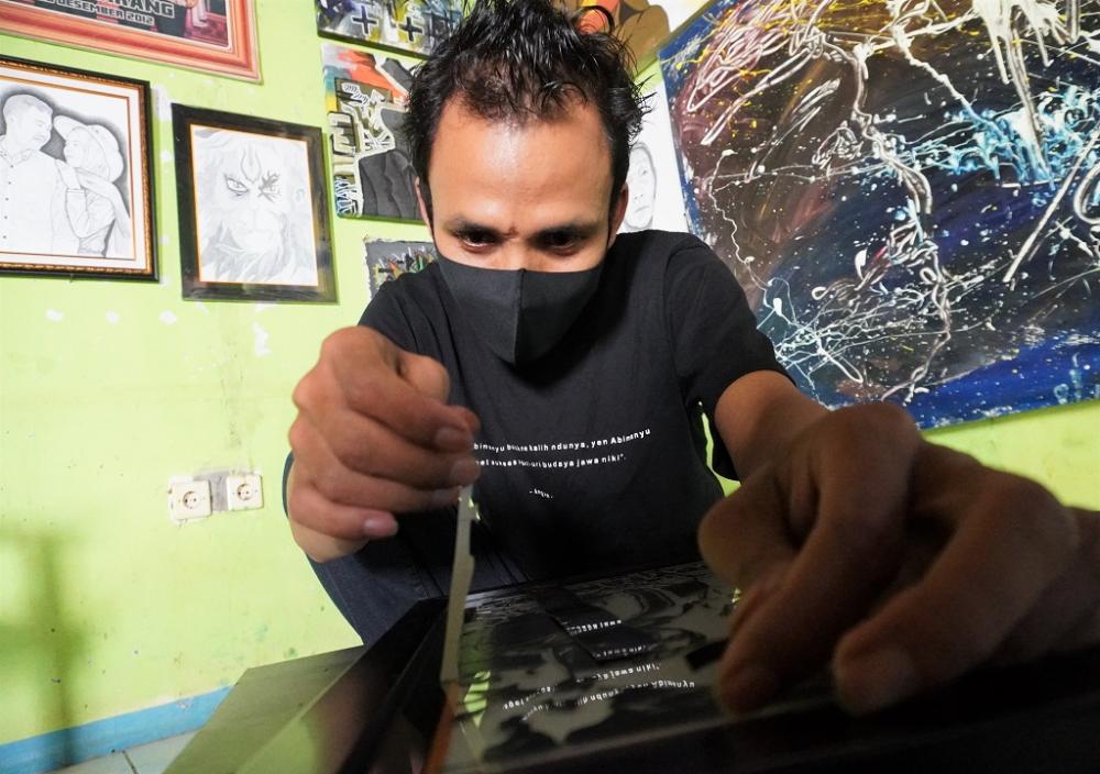 RAPIKAN PINGGIR LUKISAN SILUET