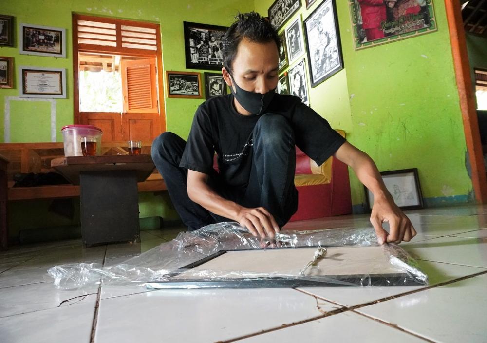 KEMAS LUKISAN SILUET LAKBAN HITAM