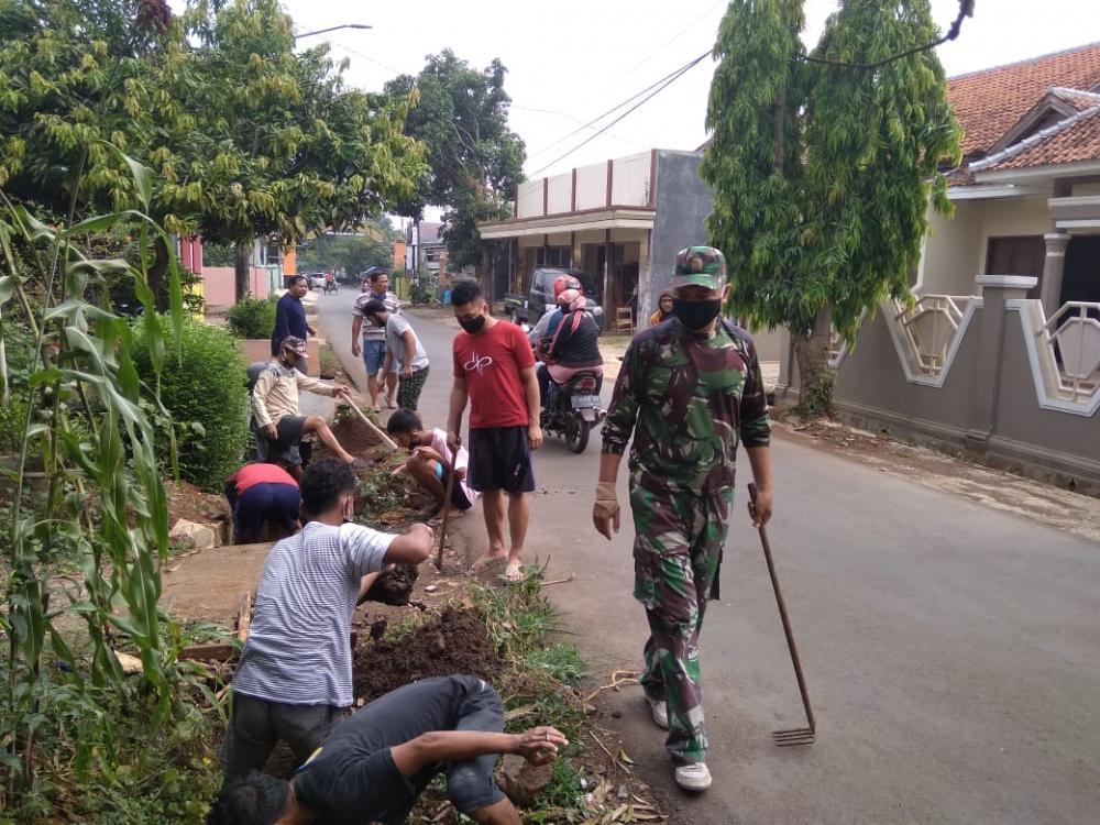Cegah Banjir, Babinsa Bersama Warga Bersihkan Saluran Air