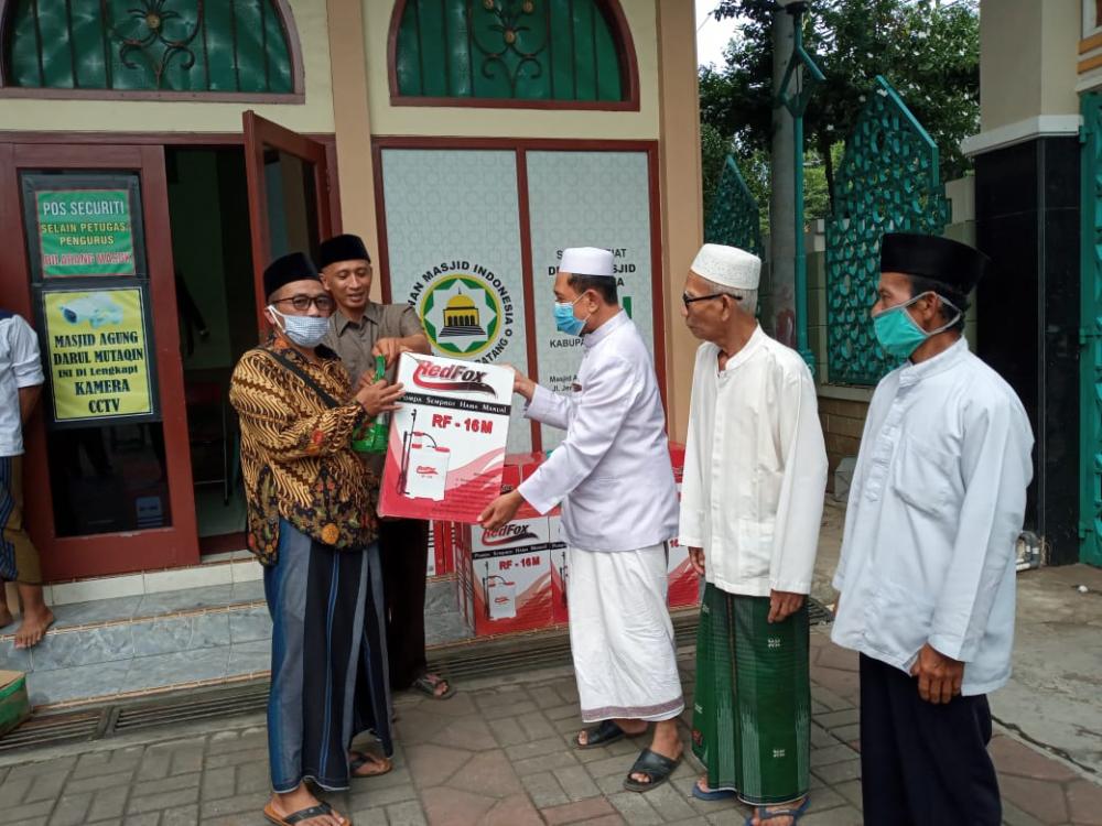Perangi Covid-19, DMI Batang Bagikan Alat Penyemprot dan Karbol