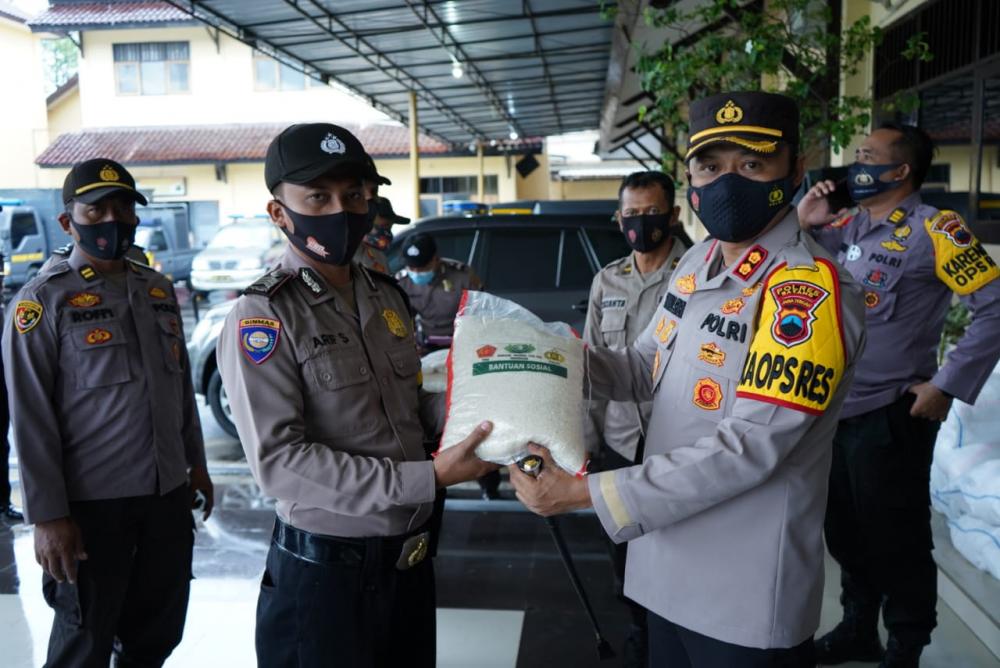 Kapolres Batang Serahkan Bantuan Beras dari Mabes Polri Untuk Terdampak Covid-19