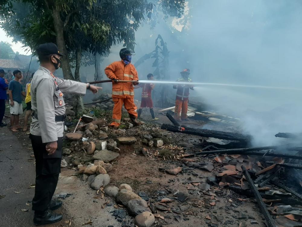 Dua Rumah Di Tersono Ludes Dilalap Sijago Merah