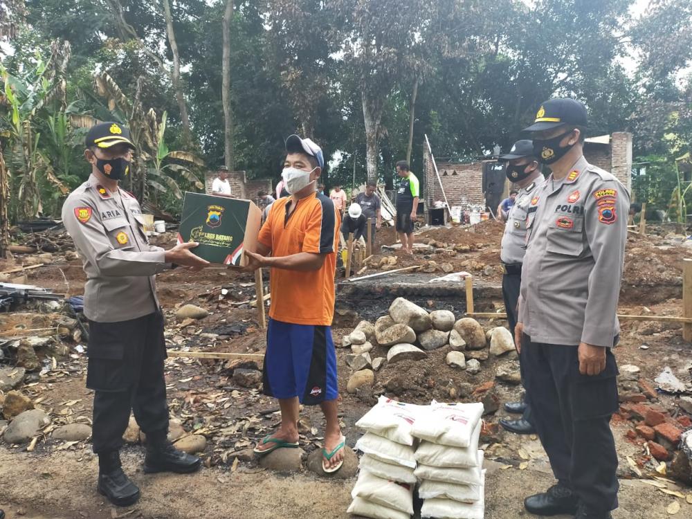 Wakapolres Batang Serahkan Bantuan Peduli Korban Kebakaran
