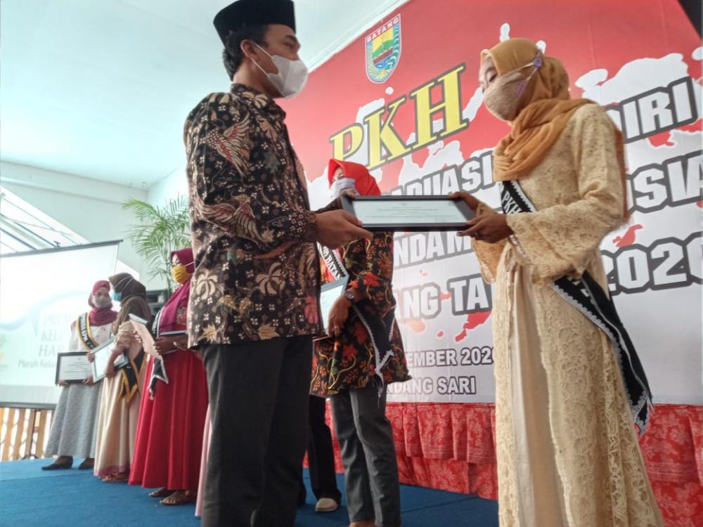 Bupati Batang Mewisuda Ribuan KPM PKH