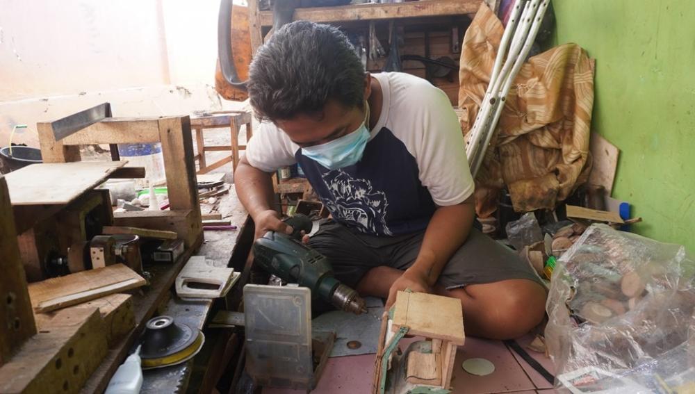 BUAT LUBANG UNTUK HANDLE PINTU