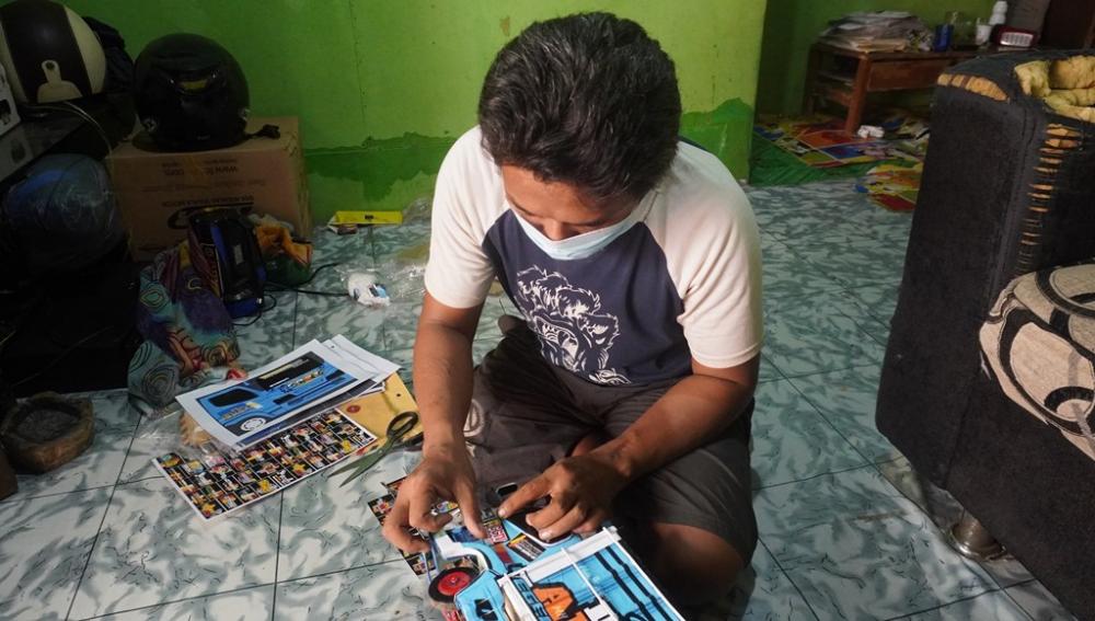 TEMPEL STIKER KE BADAN TRUK