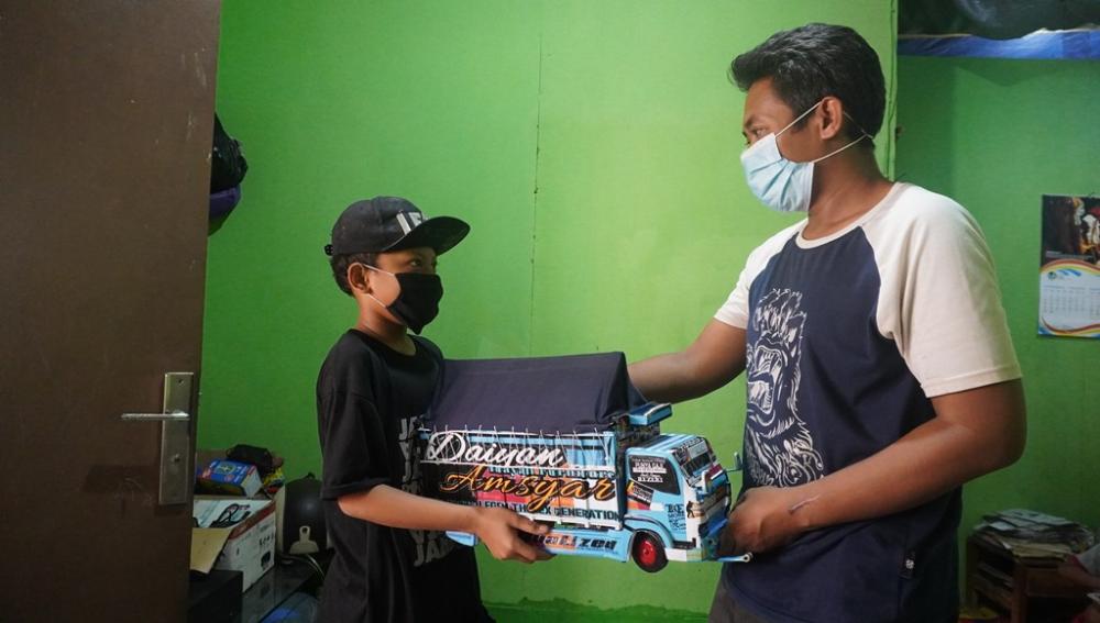 BELI MINIATUR TRUK OLENG