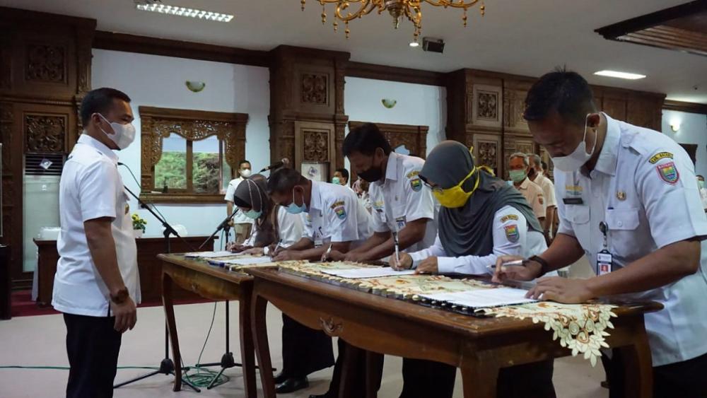 PENANDATANGAN SURAT KEPUTUSAN