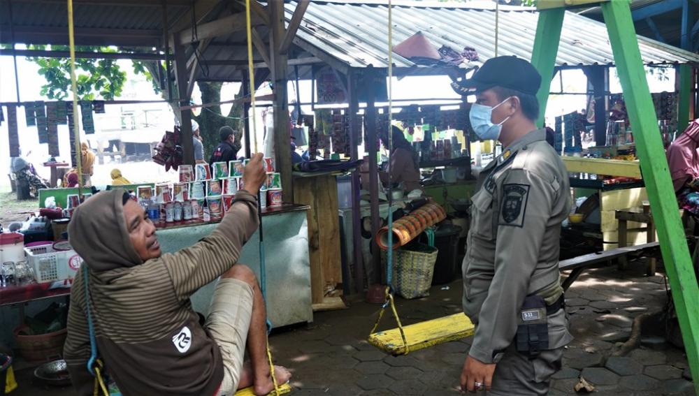 IMBAUAN PAKAI MASKER KEPADA PENGUNJUNG