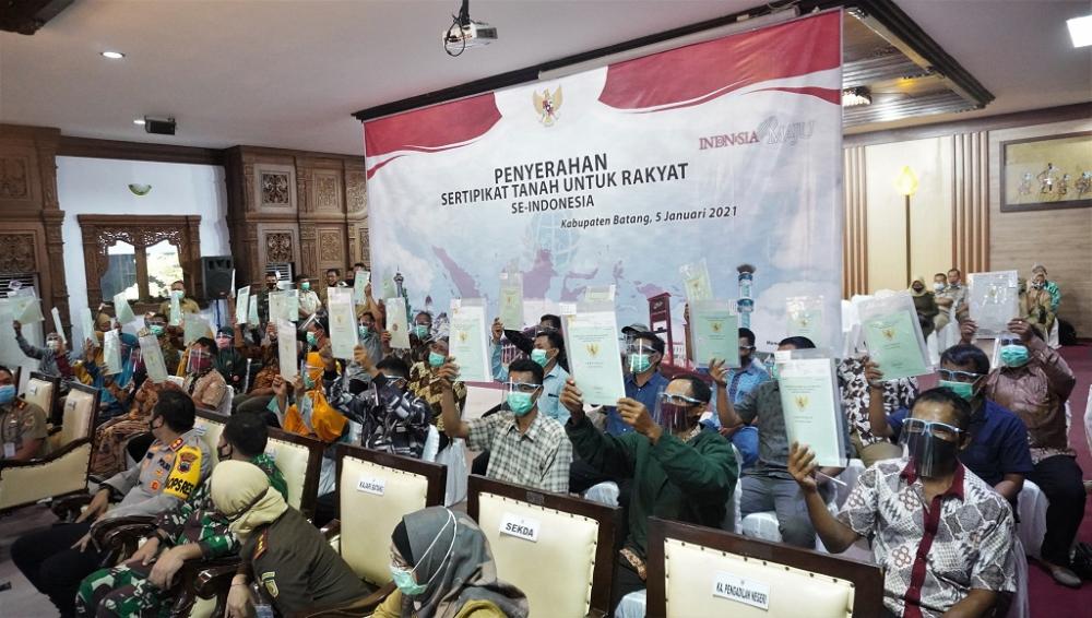 Presiden RI Serahkan 1.339 Sertifikat Tanah Program PTSL di Batang