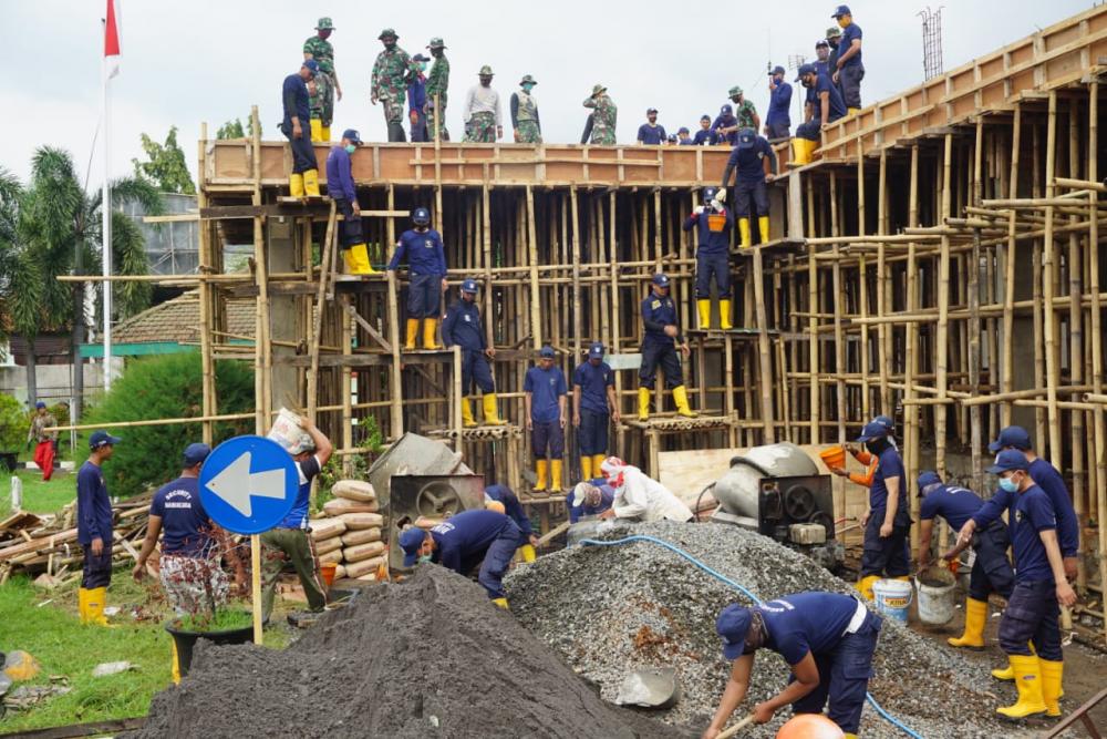 Kodim Batang Bersama Nawakara Gotong Royong Rehab Aula Makodim