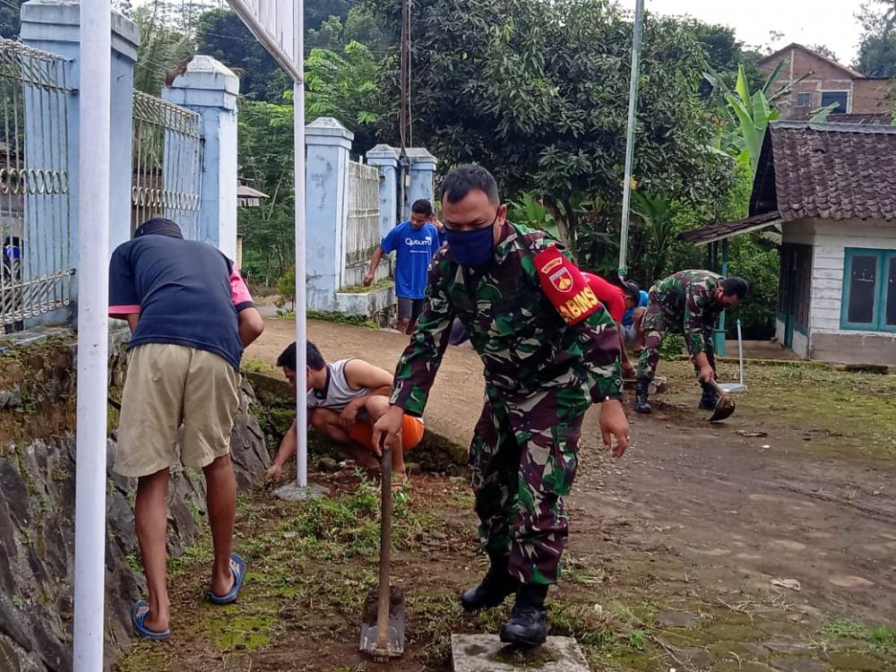 Babinsa Bandar Gencarkan Jumat Bersih