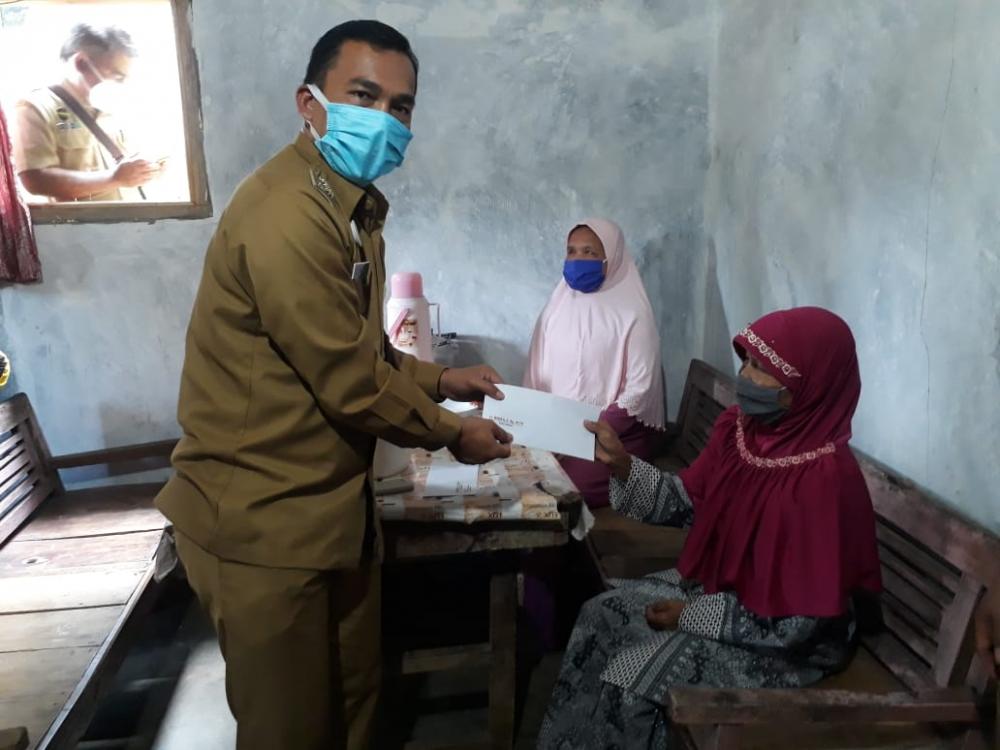 Bupati Batang Lunasi Hutang Warga Penyandang Disabilitas