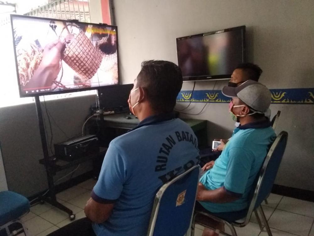 WBP Rutan Batang Nonton Youtube untuk Menambah Keterampilan