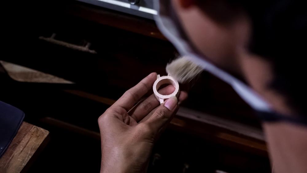 BERSIHKAN RANGKA JAM