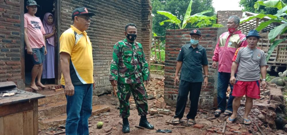 TNI Bangun Kembali Dapur Roboh Akibat Hujan Lebat