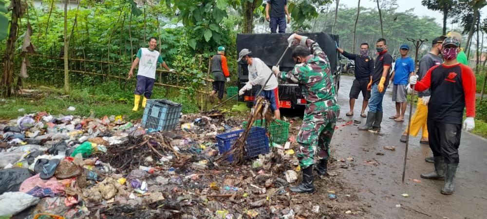 Peduli Lingkungan, Babinsa Bersama Warga Bersihkan Tumpukan Sampah