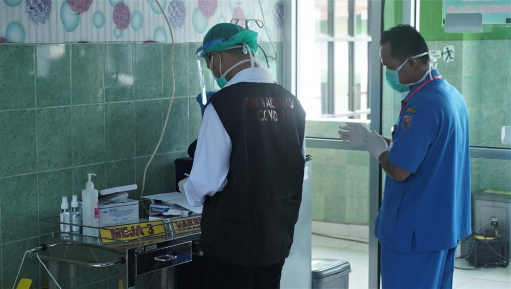 PAKAI SARUNG TANGAN MEDIS