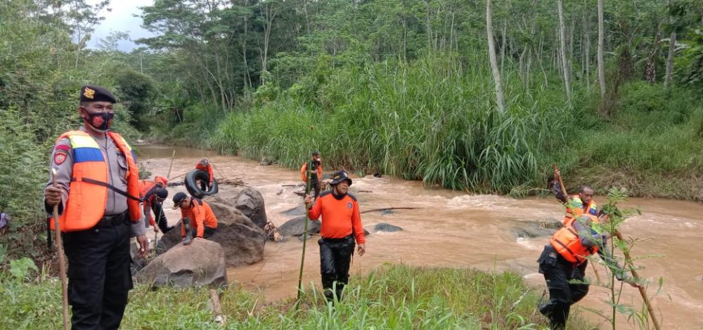 Tim SAR Gabungan Lakukan Pencarian Korban Hanyut di Sungai Lebeng Batang