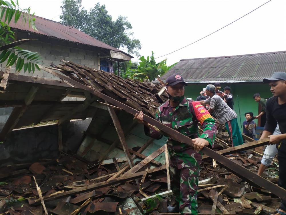 Babinsa Koramil Reban Bersama Warga Batang Gotong Royong Bersihkan Sisa Puing Rumah Roboh