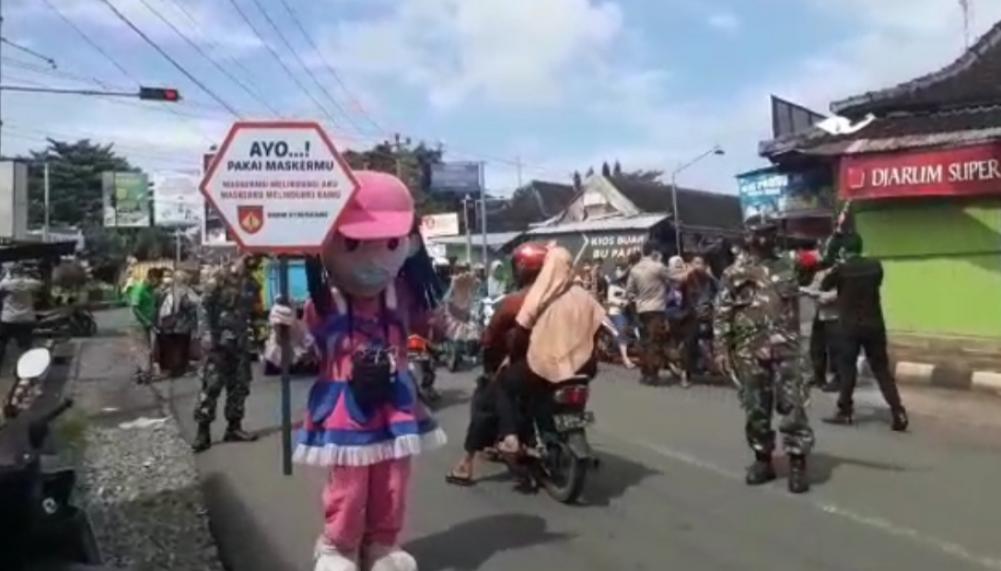 Kostum Boneka Babinsa Limpung, Jadikan Sarana Penegakan PPKM