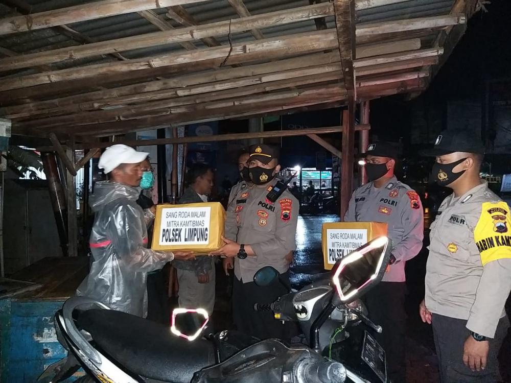 Dua Hari di Rumah Saja, Polsek Limpung Bagikan Sembako