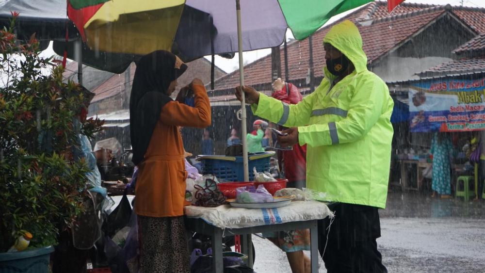 Polres Batang Bagikan Masker di Tengah Guyuran Hujan