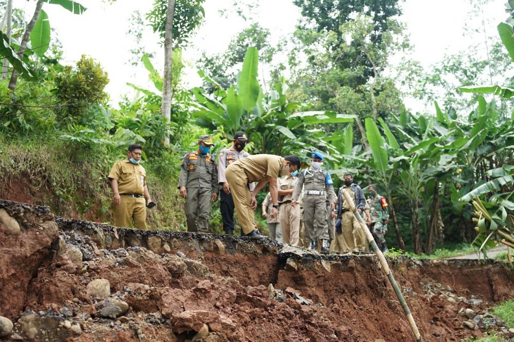 Bupati Batang Tinjau Jalan Amblas Penghubung Antar Desa