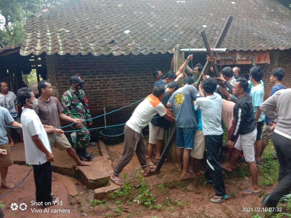 Warga dan Babinsa Evakuasi Mayat Kakek Dalam Sumur