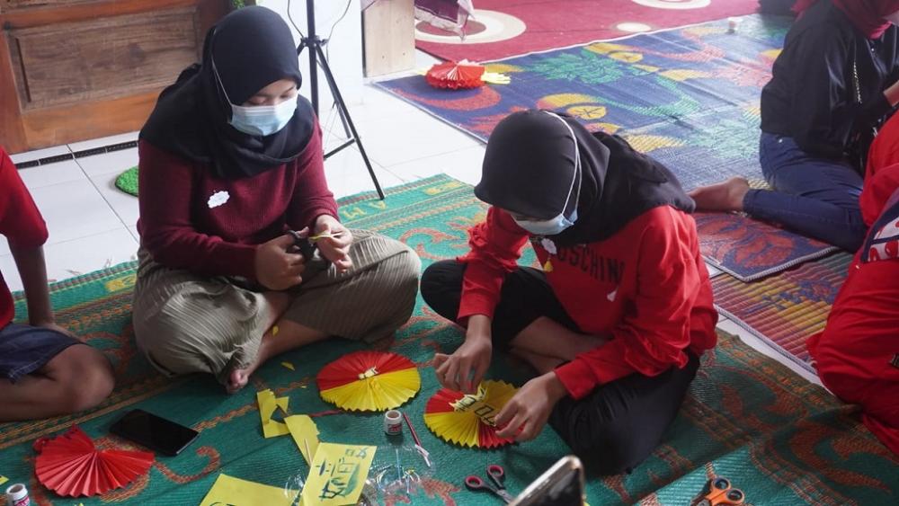 PASANG HURUF HANZI KE LAMPION