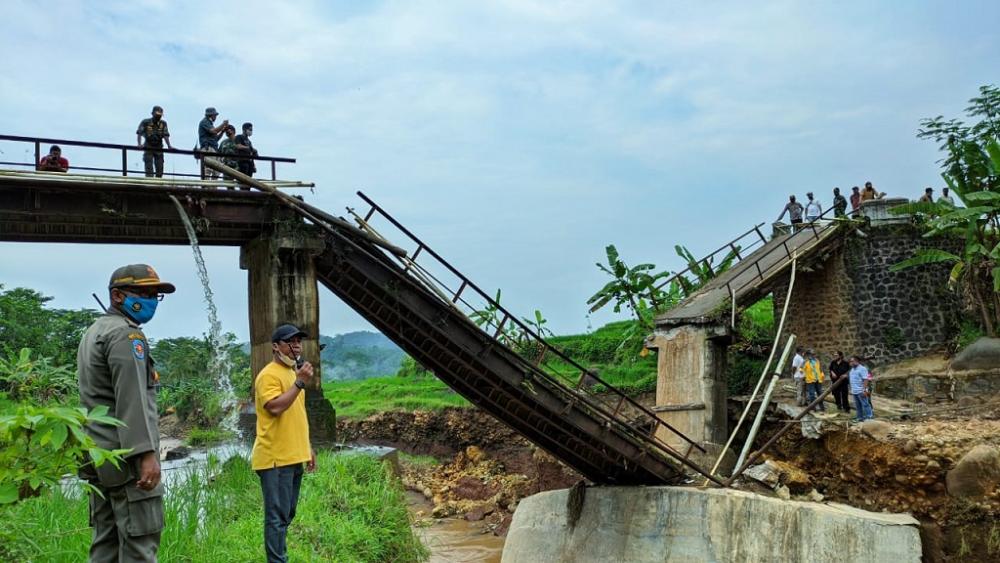 Bupati Batang Carikan Solusi Putusnya Jembatan Penghubung Antar Dua Desa