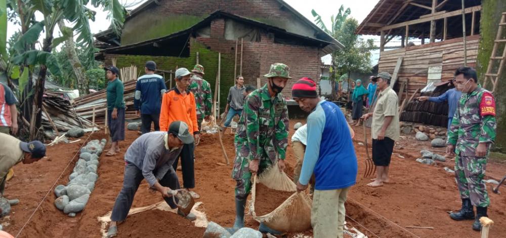 Koramil Wonotunggal Batang Bangun Rumah Warga yang Roboh
