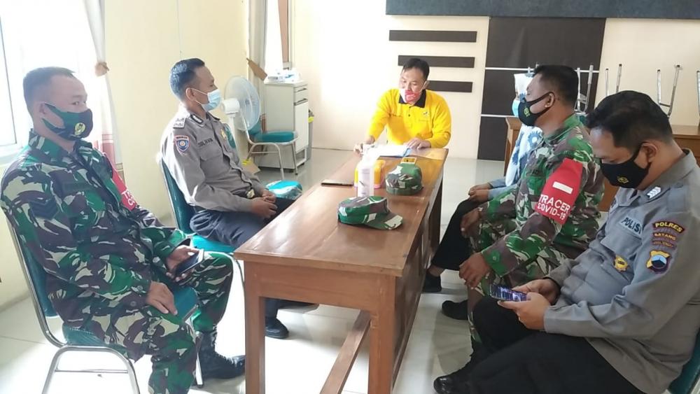 Babinsa dan Bhabinkamtibmas Tracking Keluarga Pasien COVID-19