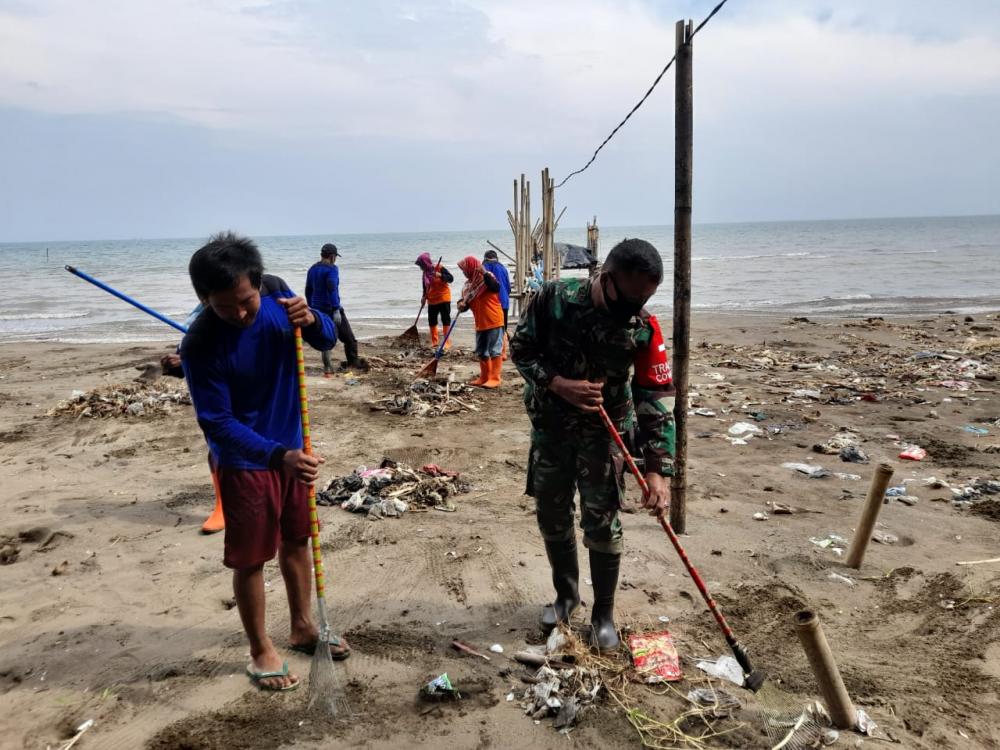 Peduli Lingkungan, Babinsa Bersihkan Pesisir Pantai Jodo Batang