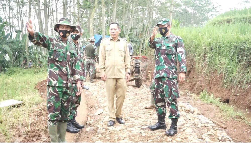 Kunjungi TMMD Desa Tembok Batang, Tim Wasev Semangati Warga
