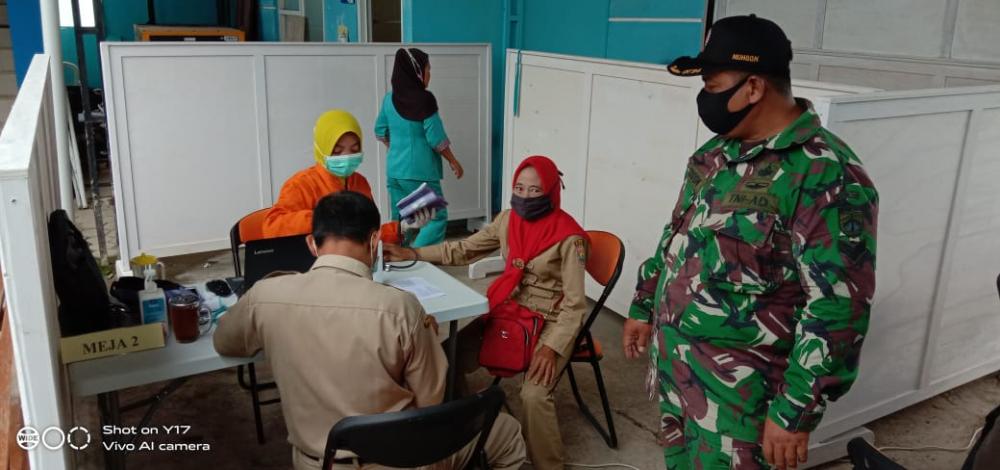Babinsa Pantau Vaksinasi Tahap 2 Perangkat Desa