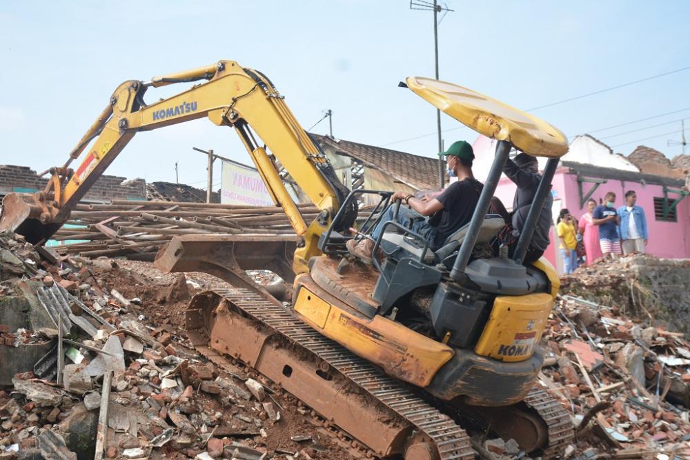Petugas Bersihkan Lokasi Yang Akan Dijadikan Islamic Center