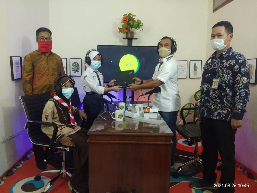 Bupati Batang Berikan Hadiah Laptop dan Gawai Kepada Pelajar Sekolah