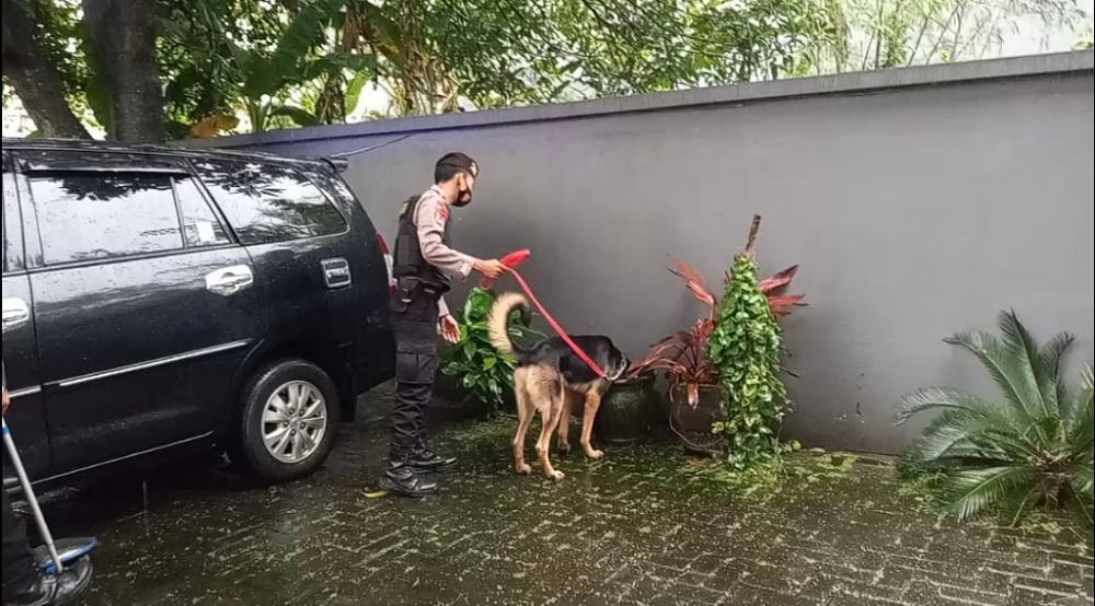Jelang Paskah, K-9 Sterilisasi Delapan Gereja di Batang