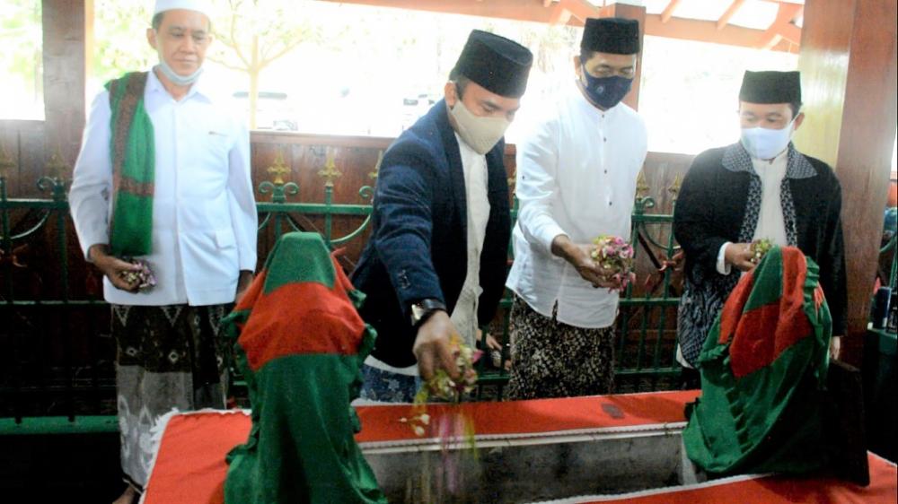 Bupati  dan Wakil Bupati Batang Ziarah Kubur di Kaliwungu Kendal