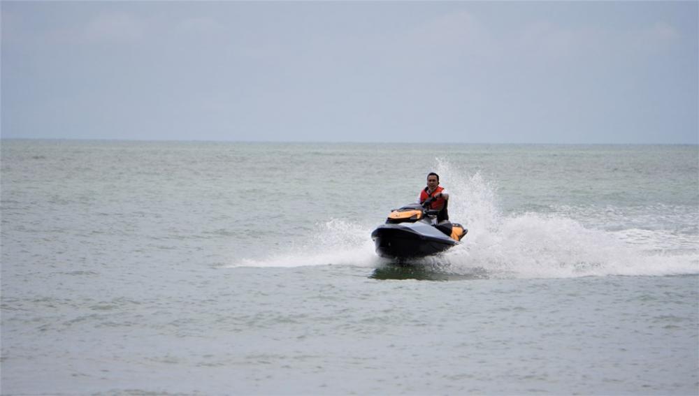 BERMAIN JETSKI 