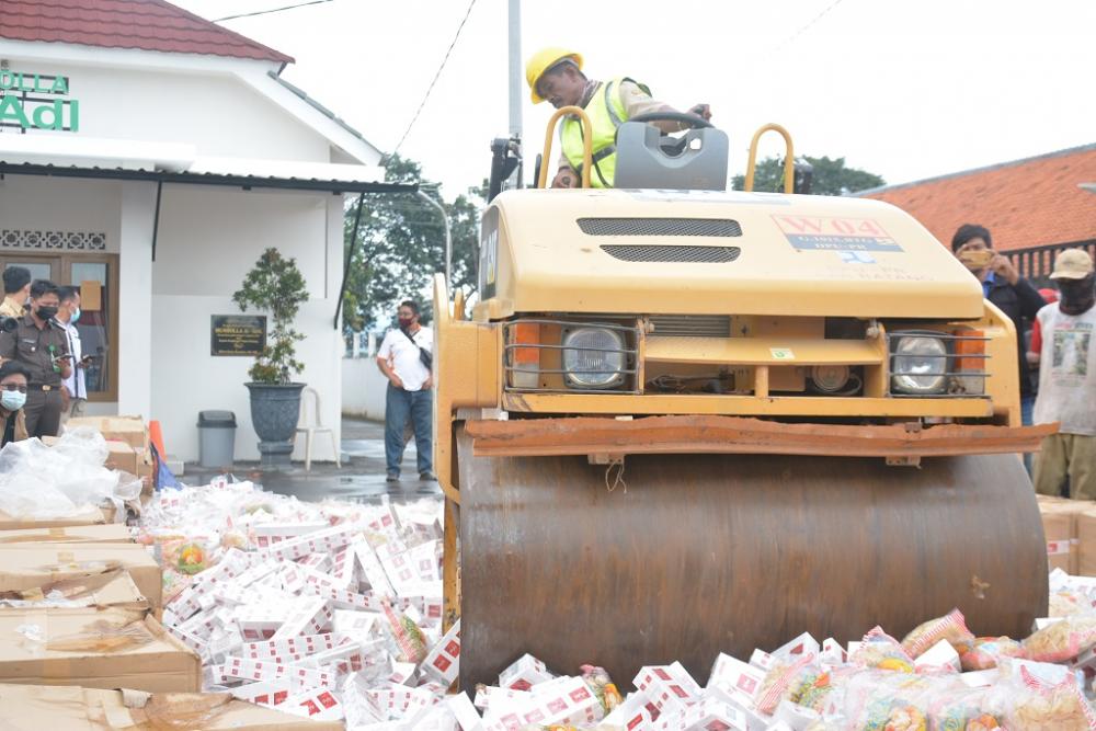 Rugikan Negara Rp700 juta, Kajari Batang Musnahkan Barang Bukti Rokok Ilegal 