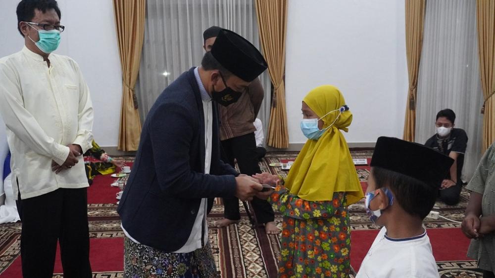 BERIKAN SANTUNAN ANAK YATIM