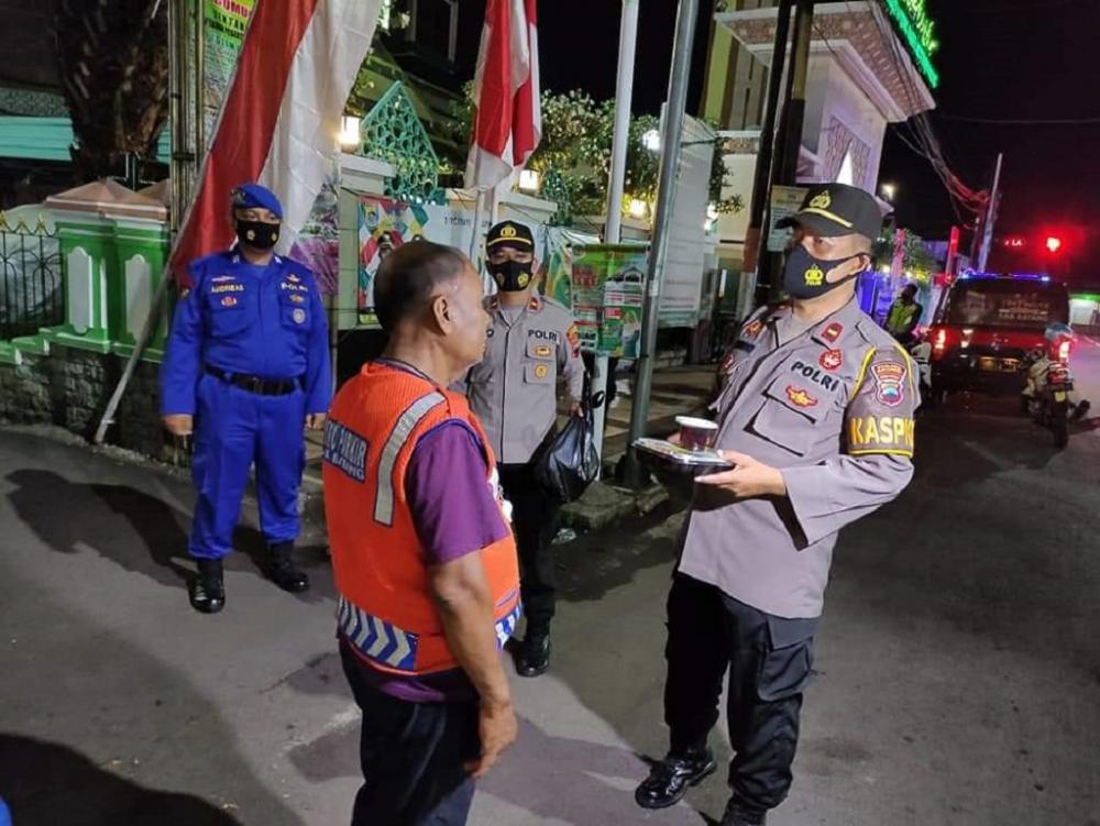 Selama Ramadan, Polres Batang Bagikan Makan Sahur