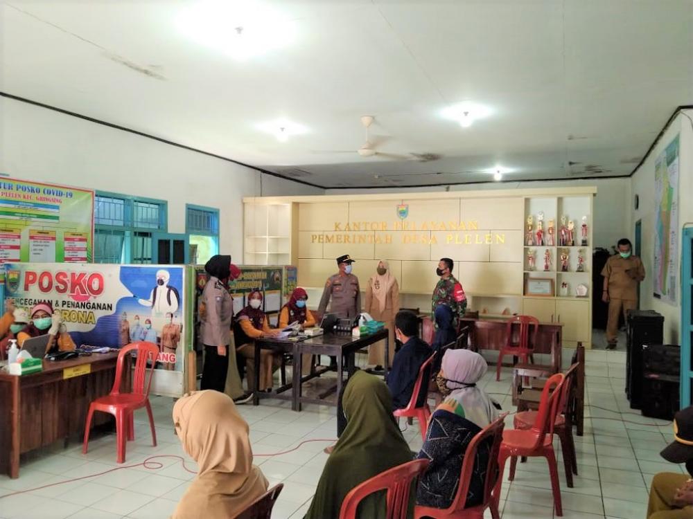 Babinsa Bersama Bhabinkantibmas Dampingi Vaksinasi Lansia