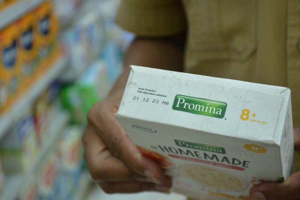 TEMUKAN MAKANAN  KADALUWARSA